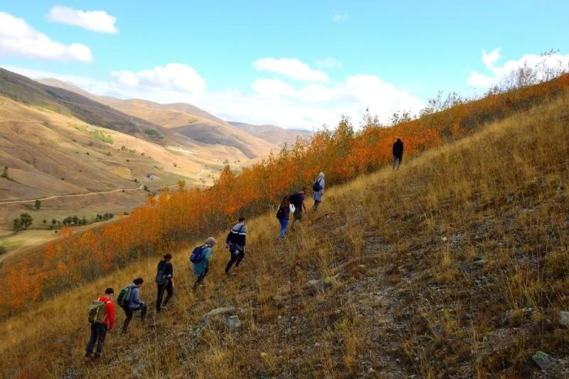 Tarihi köy odalarına ulaşmak için 18 kilometre yürüdüler
