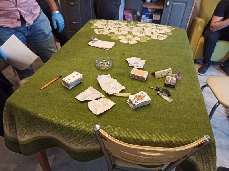 Kiraladıkları evde kumar oynayan 5 kişi yakalandı
