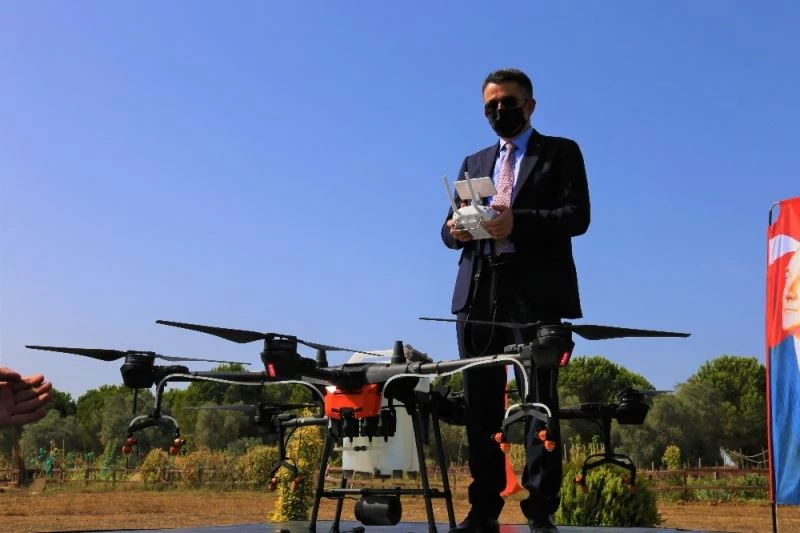 Tarım ve Orman Bakanı Bekir Pakdemirli drone ile tarla ilaçladı
