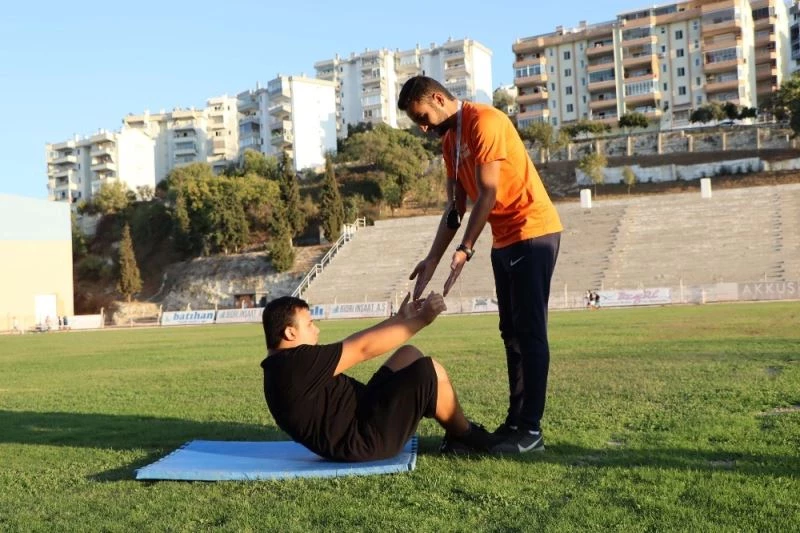 Kuşadalı otizmli genç mücadeleci ruhuyla örnek oluyor
