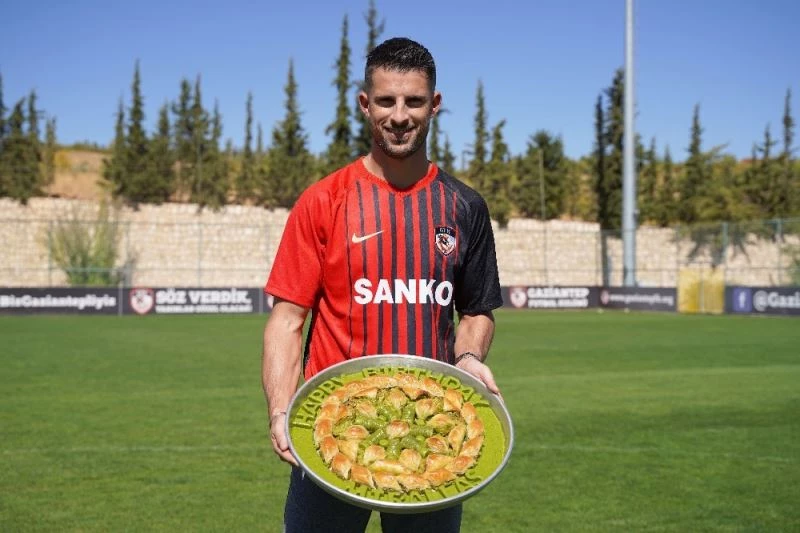 Gaziantep FK, Kevin Mirallas’ı baklava ile karşıladı
