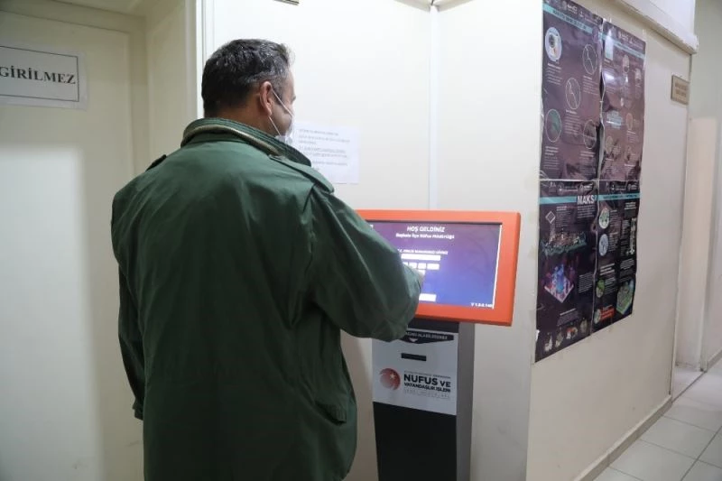 Başkale’de kimlik kartına ehliyet bilgilerinin yüklenmesi devam ediyor
