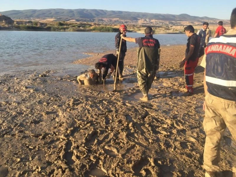 Keçisini kurtarmak isterken bataklığa saplandı
