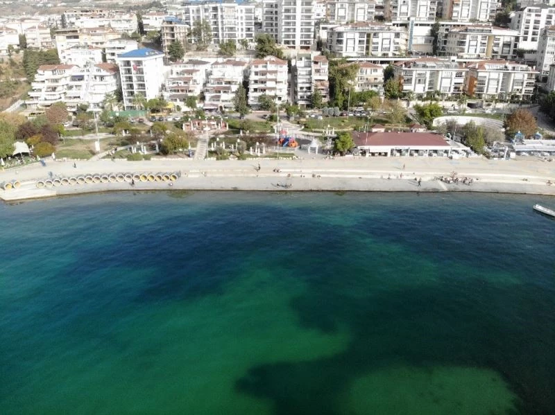 Büyükçekmece’de tekneden sızan yakıt denizi kirletti
