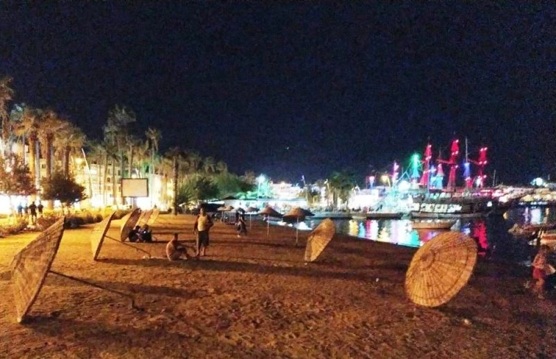 Şehir magandası sahile dadandı, şemsiyeleri tek tek kırdı
