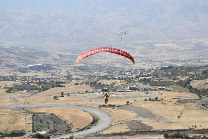 İnegöllü yamaç paraşütçüleri Şırnak’tan üçüncülük ödülüyle döndü
