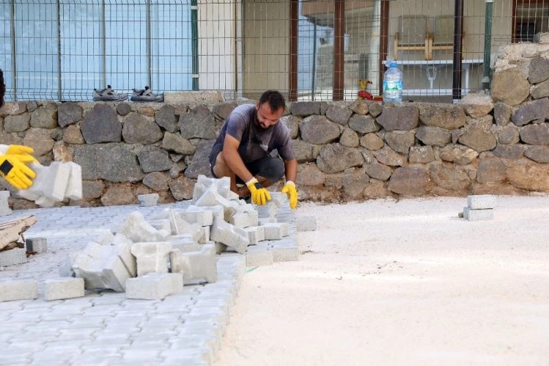 Mudanya parke taşlarla örülüyor

