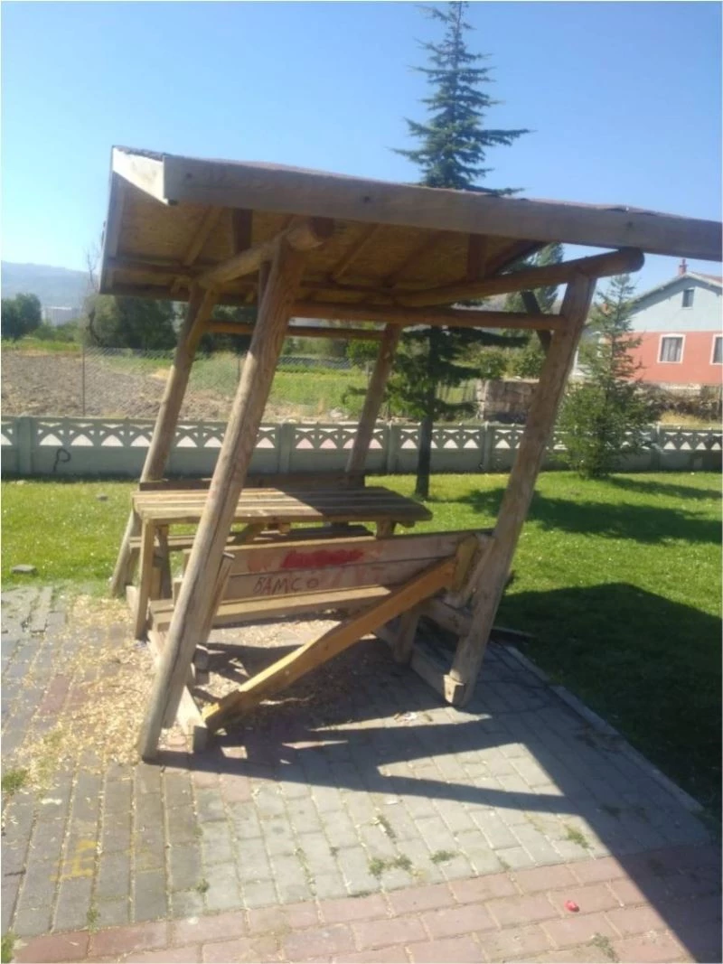 Park ve mesirelik alanlardaki çardak ve bankları parçaladılar
