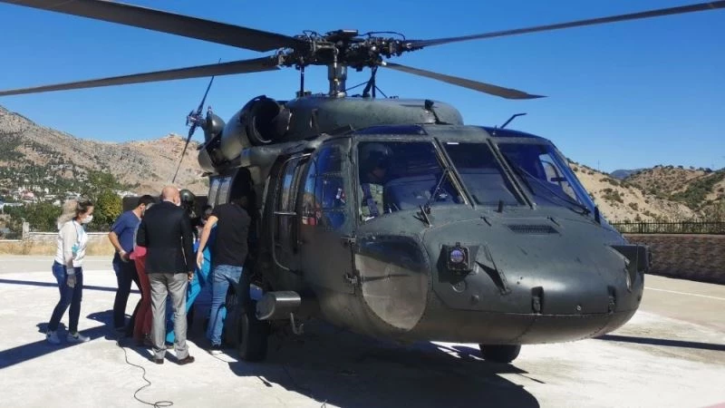 Hastane kavşağında kalbi duran yaşlı adam hayata döndürüldü,  helikopterle Elazığ’a kaldırıldı
