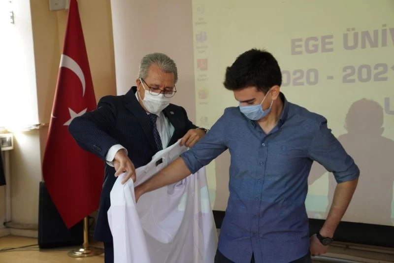 Beyaz önlüklerini giyinip eğitime başladılar
