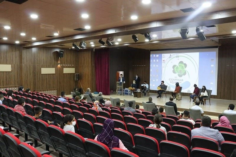 Kaymakam Kayabaşı, fen lisesi kazanan öğrencileri ödüllendirdi
