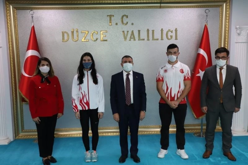 Gençlik Hizmetleri Spor Müdürü ve şampiyondan Valiyi ziyaret
