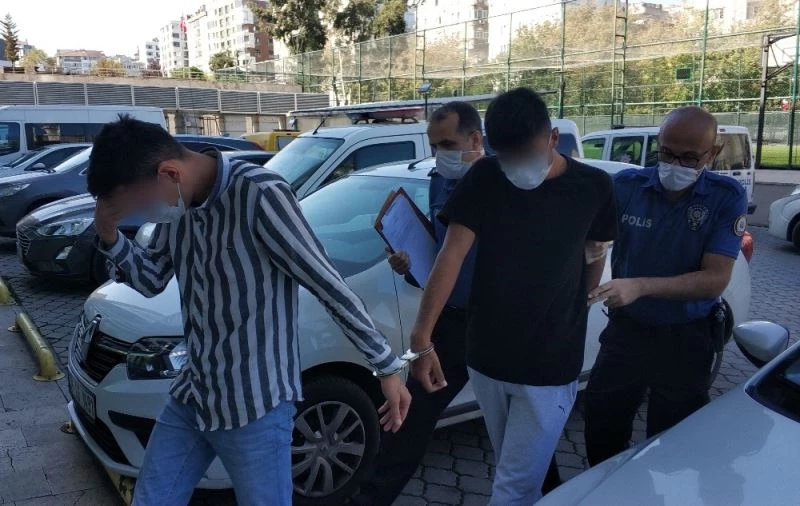 Girdikleri marketten alarm çalınca kaçan hırsızlar yakalandı
