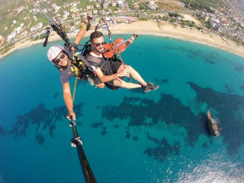 Gökyüzünde kemanıyla 