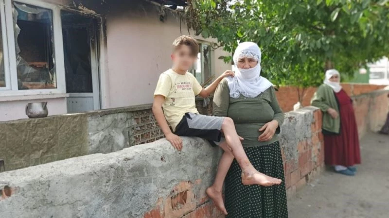 Yangından son anda kurtulmuştu...Çocuklarını zincirle bağlayan ailenin savunması şok etti
