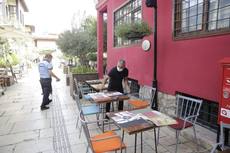 Kaleiçi’nde işyeri dışına taşan masa ve sandalyeler kaldırıldı
