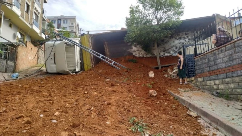 Sancaktepe’de kum boşaltan kamyon bir anda yola devrildi
