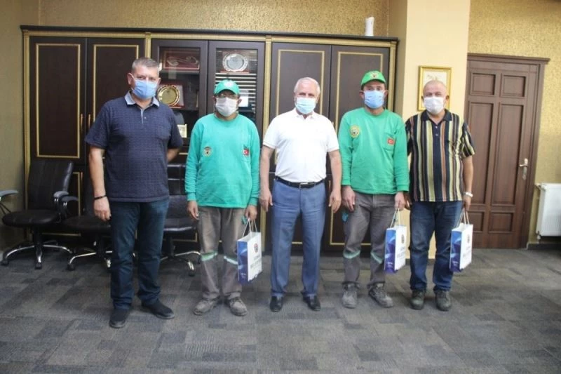 Belediye başkanı kafası teneke kutuya sıkışan kediyi kurtaran işçileri ağırladı
