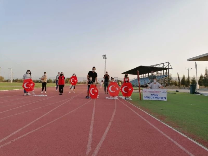 Ay Yıldızlı uçurtmalar gökyüzünde süzüldü
