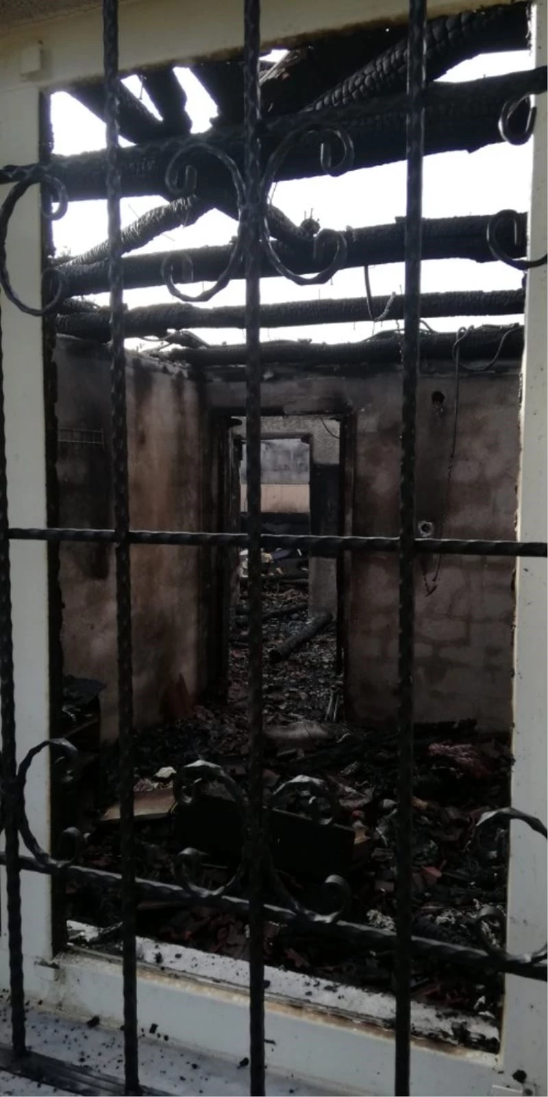 Alevlerin yükseldiği ev kullanılamaz hale geldi
