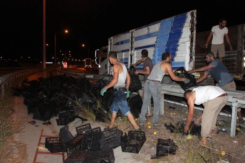 Seyir halindeki tır’ın yükü kaydı, limon sandıkları otoyola saçıldı
