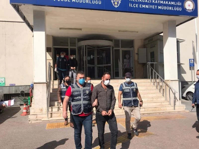 Polisten kaçan şahıs gardıropta halıya sarılı halde yakalandı
