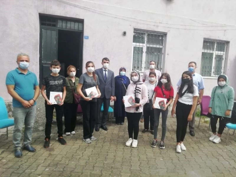 Kilimli’de tabletler öğrencilere teslim edildi
