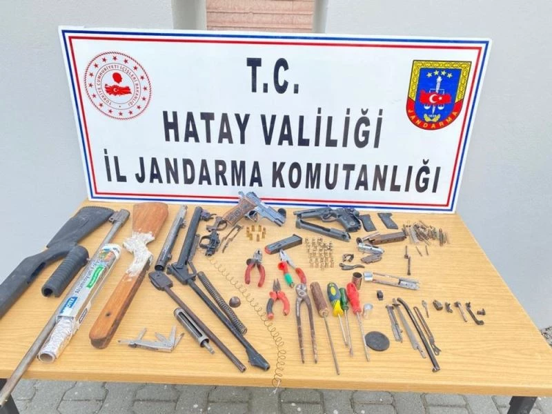 Evini silah atölyesine çevirmiş
