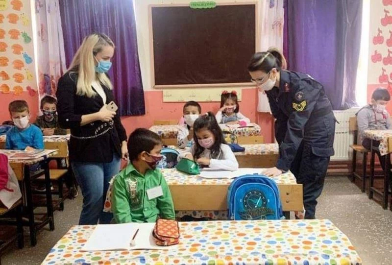 Öğrencilere “Jandarma Çocuk Dergisi” ve boya kalemi dağıtıldı
