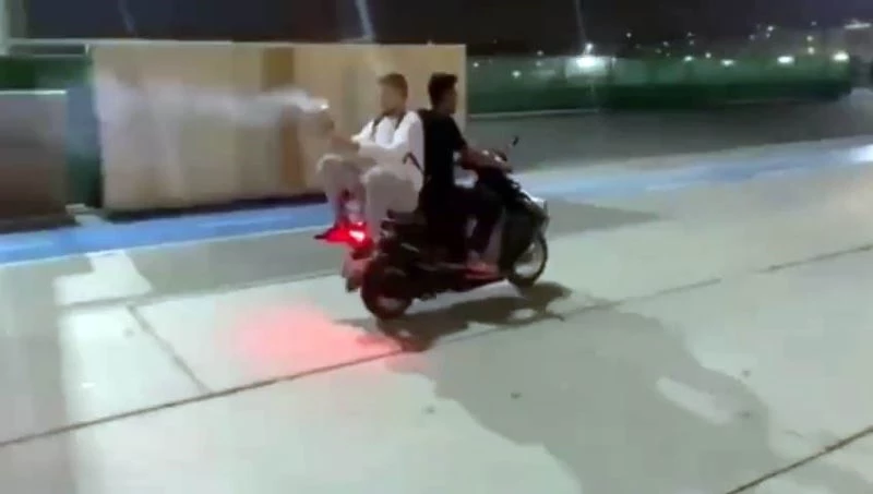 (Özel) İstanbul’da havai fişekli motosikletli magandalar kamerada
