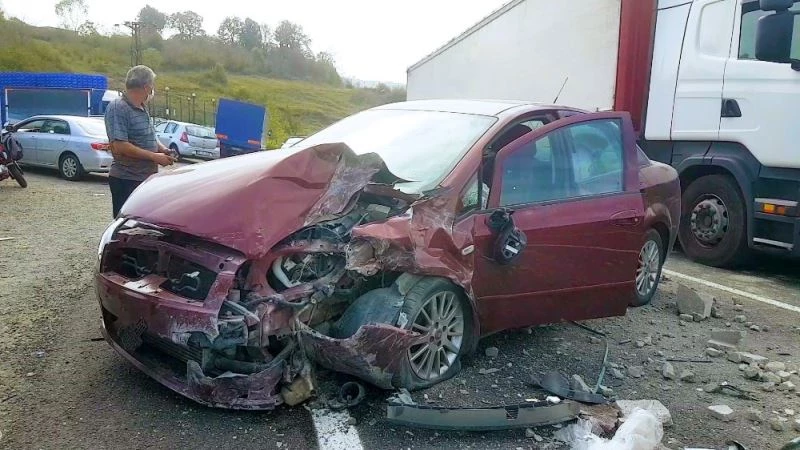 Tırın dorsesinden düşen briketler kazaya yol açtı: 4 yaralı
