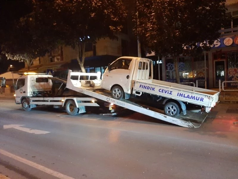 Kavşakta kamyonetiyle attığı drift pahalıya patladı
