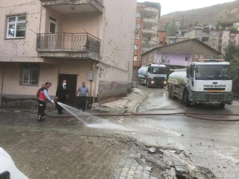 Hakkari itfaiyesi cadde ve sokakları yıkadı
