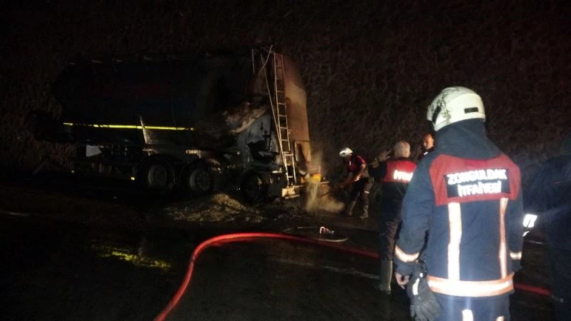 Çimento yüklü dorse alev alev yandı
