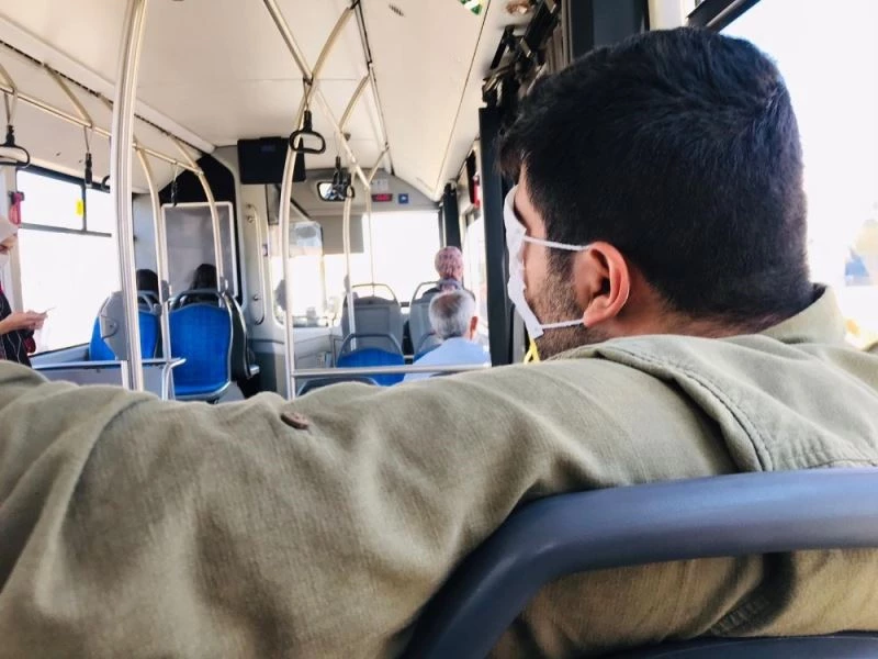 Otobüste yolculuk yaptı, maskeyle ağzı ve burnu yerine gözlerini kapattı
