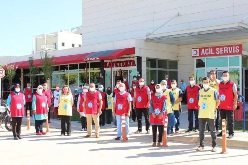Sağlıkçılar yelek giyerek “maskeye” dikkat çekti

