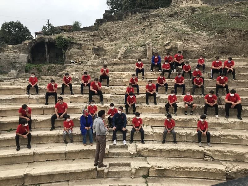 Konuralp Prusias ad Hypium antik tiyatrosu güreşçileri ağırladı
