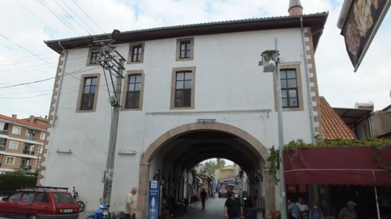 Burhaniye’de beyin kanamasından hayatını kaybeden müezzin toprağa verildi
