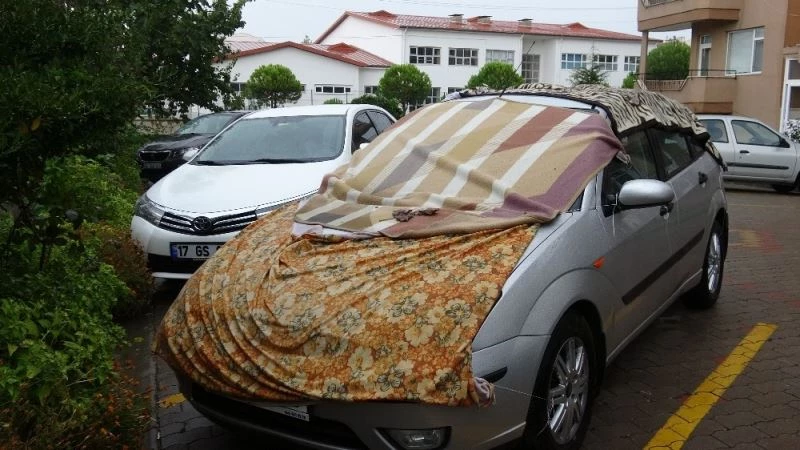 Dolu uyarısını duyan soluğu kapalı pazar yerlerinde aldı
