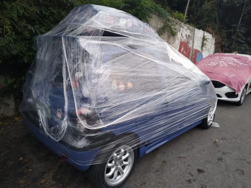 (Özel) Aracını doludan korumak isteyen sürücüden sıra dışı yöntem: otomobili streç ile sardı
