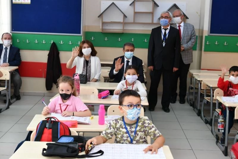 Vali Şıldak, okullarda alınan pandemi önlemlerini inceledi
