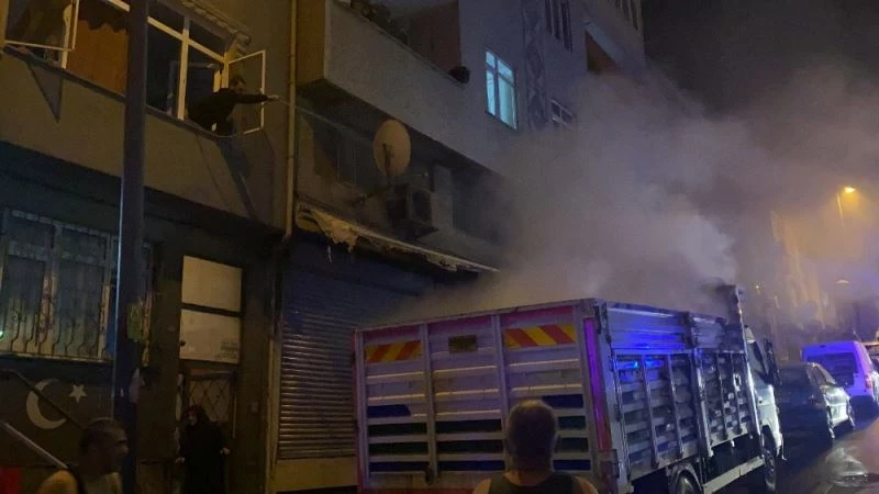 (Özel) Sigara izmaritinden çıkan yangına hortumlu ve kovalı müdahale kamerada
