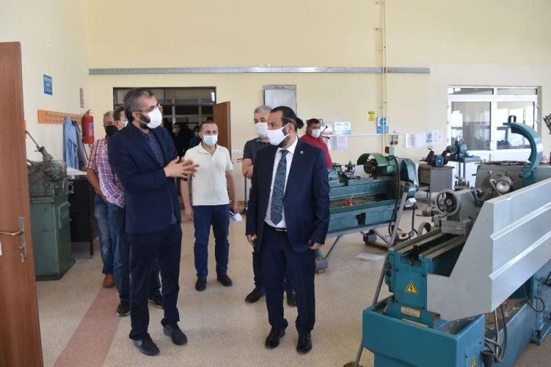 Rektör Akgül, Teknik Bilimler MYO atölyelerini gezdi
