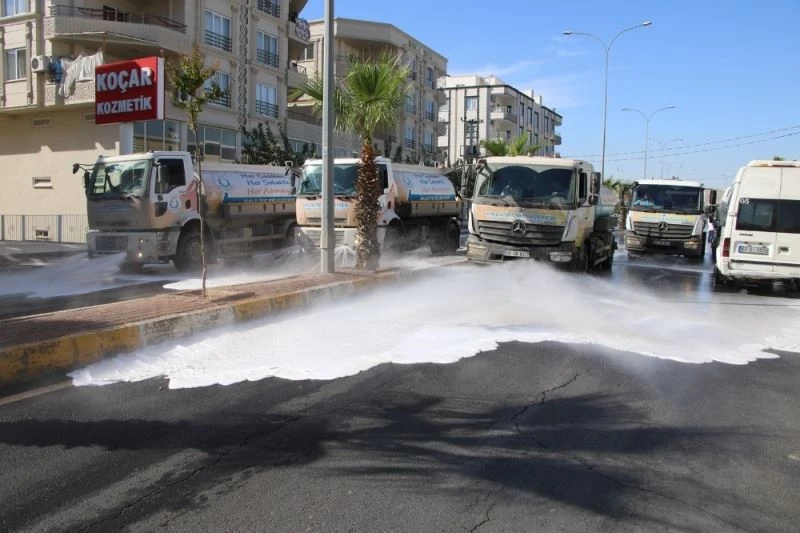 Cadde ve sokaklar beyaza bürünmeye devam ediyor
