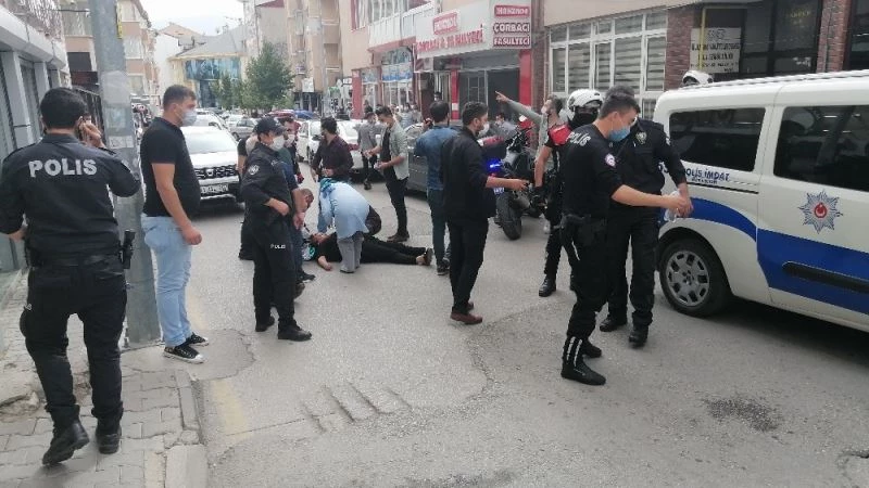 Park kavgasına müdahale eden polisin parmağını kırdılar
