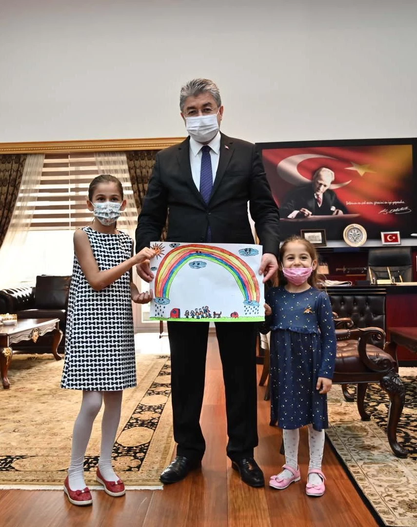 VALİ DR. ERDİNÇ YILMAZ, ÖĞRENCİLERİ MAKAMINDA KABUL ETTİ