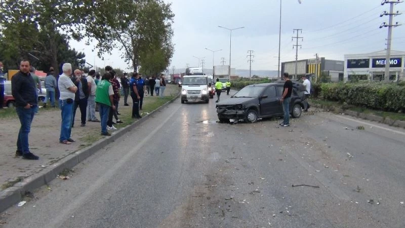 Öndeki tırı solmak isterken ölümden döndüler
