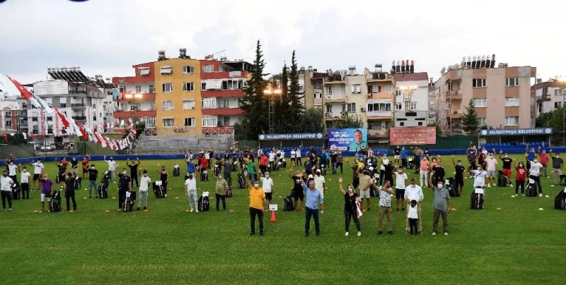 Muratpaşa’dan amatör kulüplere malzeme desteği
