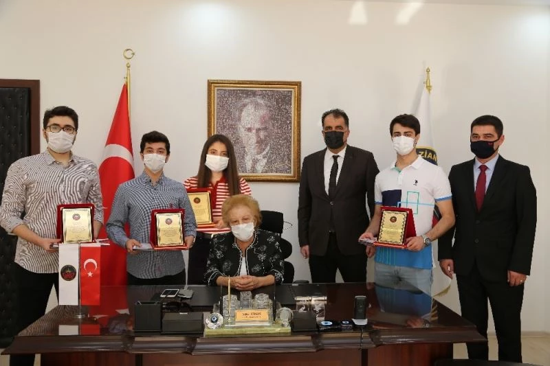 Nüket Ersoy’dan başarılı öğrencilere ödül
