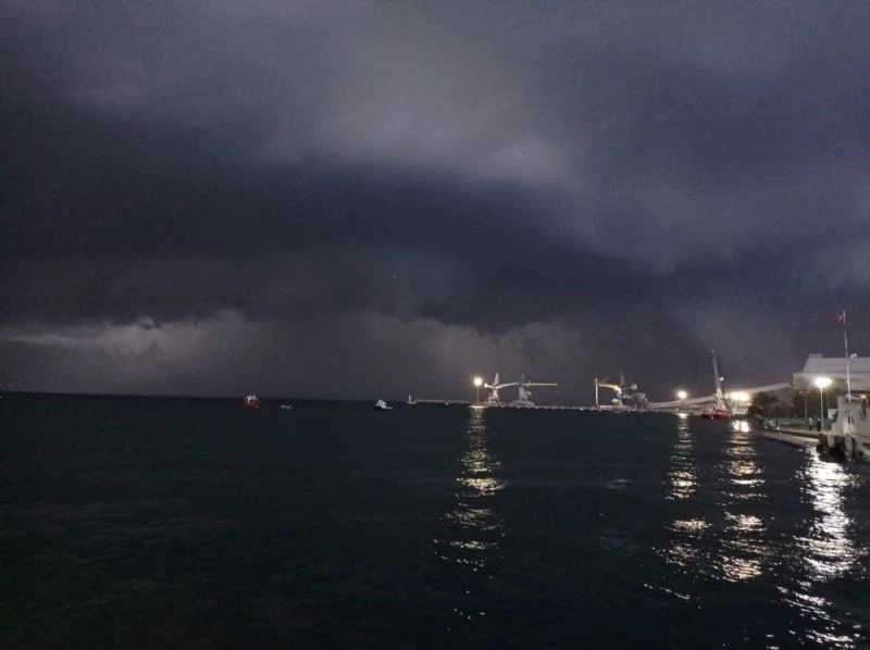 Aniden gökyüzü karardı, başlayan dolu ile yerler beyaza büründü
